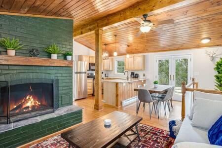 Harpers Ferry Cabin Hot Tub, Deck, Fire Pit, Wifi Exterior photo
