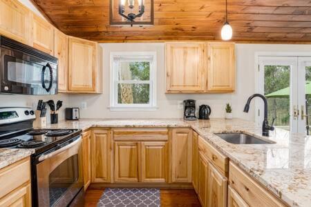 Harpers Ferry Cabin Hot Tub, Deck, Fire Pit, Wifi Exterior photo