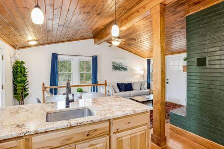 Harpers Ferry Cabin Hot Tub, Deck, Fire Pit, Wifi Exterior photo