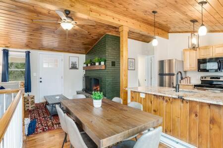 Harpers Ferry Cabin Hot Tub, Deck, Fire Pit, Wifi Exterior photo